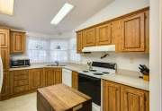 Corner-sink-in-kitchen