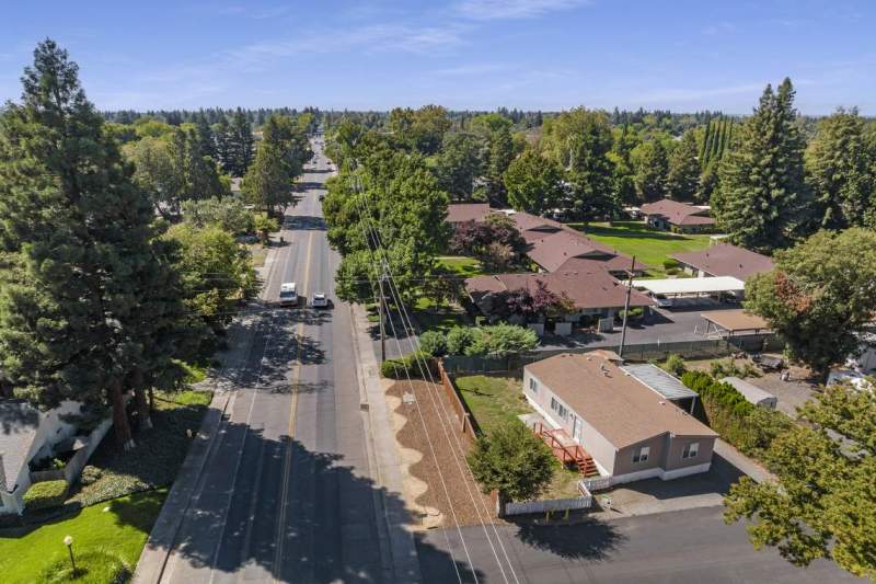 1_370-East-Lassen-Ave-36